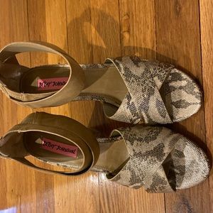 Betsy Johnson sandals size 7 1/2 never worn